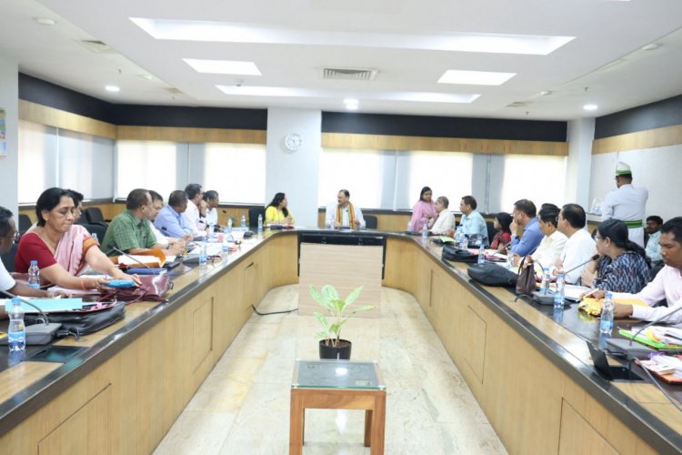 स्वास्थ्य मंत्री की अध्यक्षता में सभी चिकित्सा महाविद्यालयों के डीन एवं मेडिकल सुपरिटेंडेंट की समीक्षा बैठक