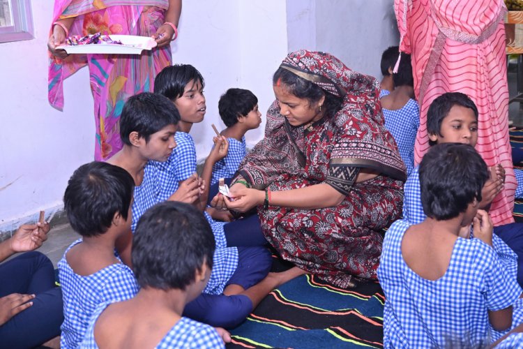 वृद्धाश्रम पहुंचकर जाना कुशलक्षेम, गुणवत्तापूर्ण भोजन, स्वास्थ्य जांच एवं उपचार की व्यवस्था सुनिश्चित करने दिए निर्देश