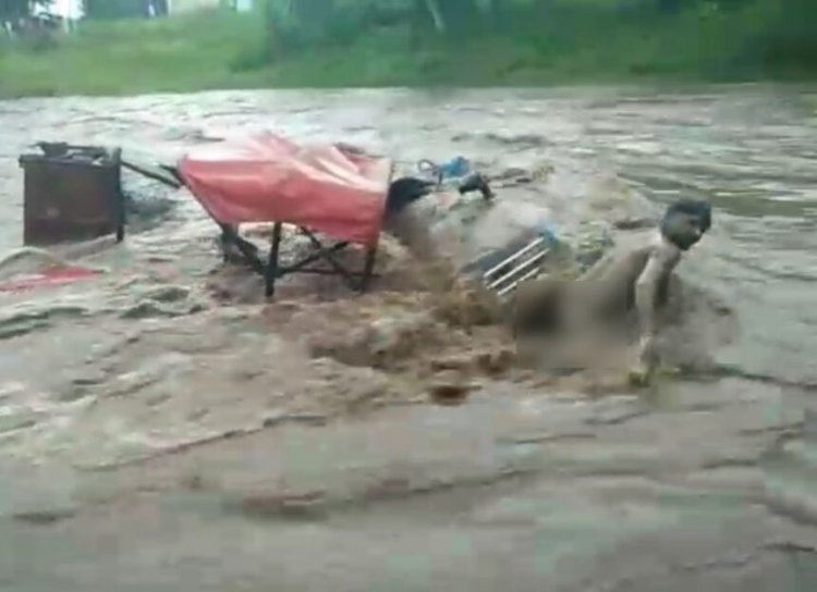 CG – बारिश बनी काल : बाढ़ की चपेट में आने से ट्रैक्टर-ट्रॉली में सवार 7 मजदूर बहे, मचा हड़कंप