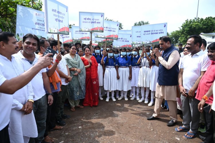 पूर्व केबिनेट मन्त्री रायपुर पश्चिम विधायक राजेश मूणत और महापौर मीनल चौबे एमआईसी सदस्य, पार्षदगण सहित महादेवघाट में स्वच्छता ही सेवा पखवाड़ा शुभारम्भ दिवस पर  हुए सम्मिलित