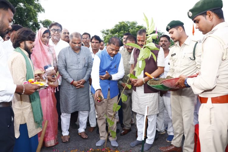 वन मंत्री केदार कश्यप ने ट्रिपल आईटी परिसर नवा रायपुर में किया वृक्षारोपण