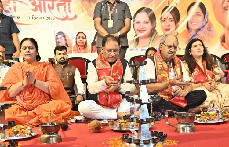 मुख्यमंत्री श्री साय खारुन मईया समरसता भव्य महाआरती में हुए शामिल : महाआरती में मंत्रोच्चार से गूंजा खारुन नदी का महादेव घाट