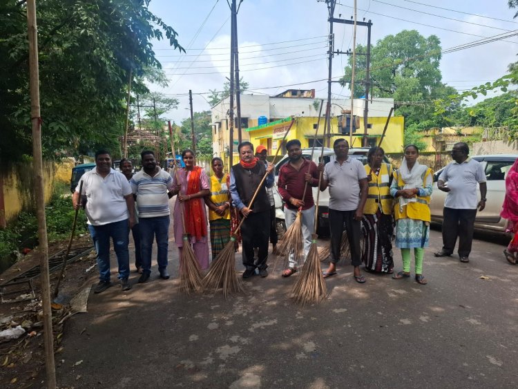स्वच्छता ही सेवा पखवाड़ा:-निगम संस्कृति विभाग अध्यक्ष वार्ड 57 पार्षद अमर गिदवानी ने सड़क पर झाडू लगाकर कचरा उठाकर सफाई श्रमदान कर दिया जन -जन को सकारात्मक स्वच्छता सन्देश