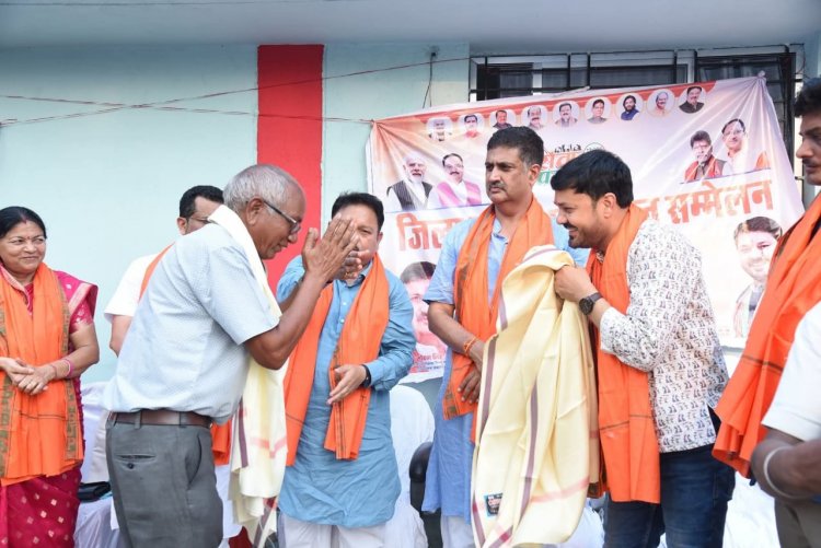 प्रबुद्ध जन सम्मेलन में विधायक अनुज और खनिज निगम अध्यक्ष सौरभ हुए शामिल