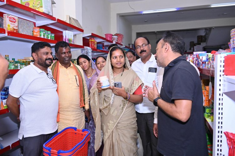 सूरजपुर की दुकानों में ग्राहकों से की सीधी बातचीत, जागरूकता के लिए लगाए गए स्टीकर