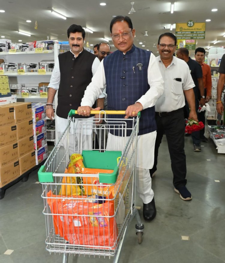 मुख्यमंत्री अचानक पहुंचे मार्ट,ग्राहकों से की मुलाकात,ग्राहक बोले जीएसटी रिफॉर्म्स, बचत क्रांति