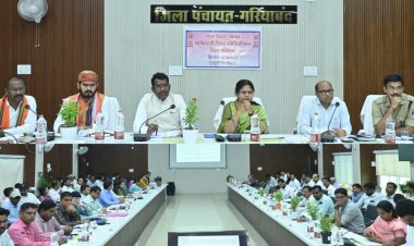 सांसद श्रीमती चौधरी ने बैठक में शासन के जनहितकारी योजनाओं का बेहतर क्रियान्वयन करने एवं समय-सीमा में लक्ष्य पूरा करने के निर्देश अधिकारियों को दिए।