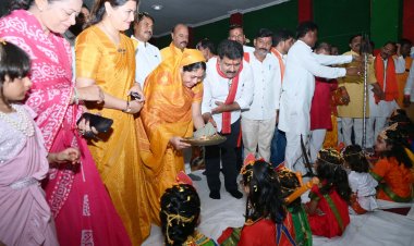 नवरात्रि पर्व के पावन अवसर पर महिला एवं बाल विकास विभाग द्वारा ‘‘बेटी बचाओ-बेटी पढ़ाओ’’ कार्यक्रम अंतर्गत कन्या पूजन का भव्य आयोजन कबीरधाम में किया गया।