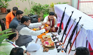 शस्त्र पूजन भारतीय संस्कृति और परंपरा का एक महत्वपूर्ण अंग है, जो हमें आत्मबल, संयम और कर्तव्य के प्रति समर्पण का संदेश देता है।