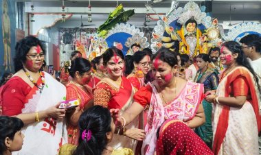 सुहागिनों ने सिंदूर खेलकर मां दुर्गा से मांगा वरदान