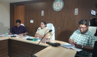 नया रायपुर आबकारी भवन में आबकारी आयुक्त आर शंगीता ने आज प्रदेश के सभी बार और होटल संचालक की बैठक ली।