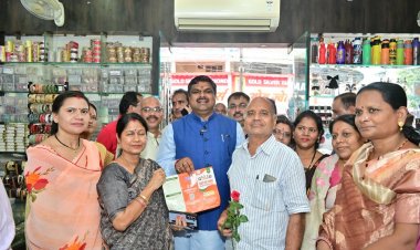 केबिनेट मंत्री  गजेन्द्र यादव पहुंचे दुर्ग के इंदिरा मार्केट, जीएसटी रिफार्म को व्यापारियों से किये मुलाकात