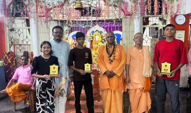 दुर्गोत्सव में रचनात्मक प्रतियोगिताओं के विजेता पुरस्कृत