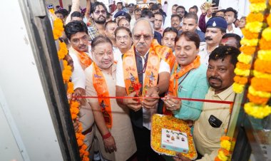 सांसद बृजमोहन अग्रवाल ने रामलला दर्शन यात्रा विशेष ट्रेन को अयोध्या धाम के लिए रवाना किया