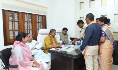 स्कूल शिक्षा मंत्री गजेन्द्र यादव ने सहयोग केंद्र में भाजपा कार्यकर्ताओं एवं आम जन की समस्याओं और आवेदनों का निराकरण किया।