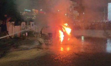 चलती कार बनी आग का गोला, बीच सड़क लगी भीषण आग, वजह अज्ञात