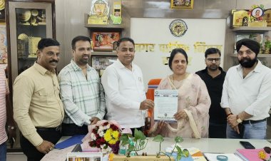 दीपावली पर्व पर यातायात, सफाई एवं सुरक्षा व्यवस्था सुनिश्चित करने हेतु चेंबर प्रतिनिधि मंडल ने सौंपा ज्ञापन