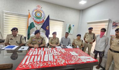 Crime News: ज्वेलरी शॉप चोरी का खुलासा: नाबालिग समेत दो आरोपी गिरफ्तार, लाखों के जेवर बरामद