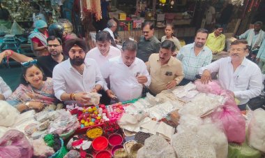 चेंबर पदाधिकारियों ने गोल बाजार में मिट्टी के दीए खरीदकर दिया ”स्वदेशी अपनाओ” का नारा, स्थानीय उत्पादों को अपनाने की अपील