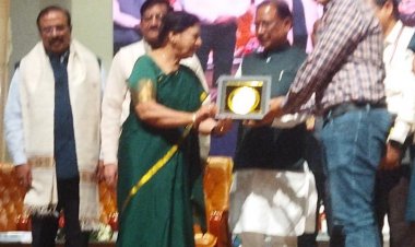 विश्व मानक दिवस पर कैट के महिला प्रदेश अध्यक्ष एवं एबीएस पॉली प्लास्ट के संचालक श्रीमती मधु अरोऱा एवं  अनुज अरोऱा को माननीय मुख्यमंत्री  विष्णुदेव साय  ने सम्मानित किया