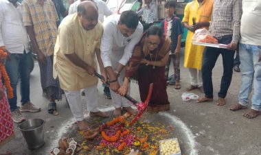 सिविल लाईन वार्ड उत्कल बस्ती गौरीशंकर मंदिर के समीप नवीन सार्वजनिक शौचालय निर्माण शीघ्र करने रायपुर उत्तर विधायक पुरंदर मिश्रा ने पार्षद व एमआईसी सदस्य श्रीमती संजना संतोष हियाल, जोन 4 अध्यक्ष  मुरली शर्मा सहित किया भूमिपूजन