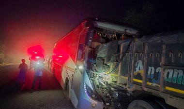 CG : कांकेर में भीषण सड़क हादसा — नेशनल हाईवे 30 पर ट्रक से टकराई बस, 12 यात्री घायल