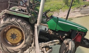 CG : नदी के पुल की रेलिंग तोड़कर अंदर घुसा ट्रैक्टर, देखें दिल दहला देने वाला मंजर