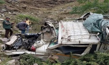 Big Accident : श्रद्धालुओं से भरी पिकअप खाई में गिरी! ओवरलोडिंग और लापरवाही के चलते हुआ हादसा, 8 की मौत…