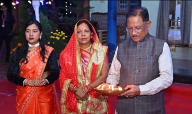 सीएम साय ने गृह ग्राम बगिया में परिवार के साथ मनाई दिवाली, प्रदेशवासियों को भी दी शुभकामनाएं