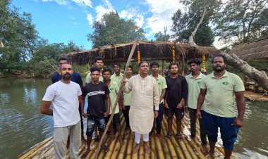 तीरथगढ़ में बांस की नाव पर रोमांच