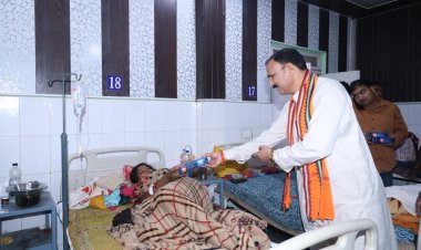 स्वास्थ्य मंत्री  श्याम बिहारी जायसवाल ने मरीजों और अस्पताल स्टाफ के साथ मनाई दिवाली, फल और मिठाई किया वितरित