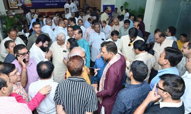  अमर पारवानी ने कहा कि व्यापारी समाज राष्ट्र की अर्थव्यवस्था की रीढ़ है स्वदेशी के दीप से सशक्त भारत का निर्माण हमारा संकल्प है।