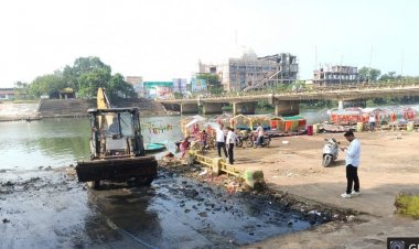 नगर निगम द्वारा छठ पूजा के लिए महादेवघाट की विशेष सफाई अभियान