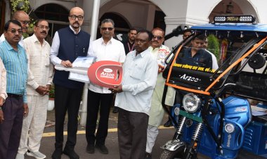 राज्यपाल श्री डेका ने सरस्वती शिक्षा संस्थान को प्रदान किए चार ई-रिक्शे