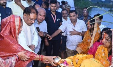 मुख्यमंत्री साय ने जशपुर में दुलदुला छठ घाट में सूर्य को दिया अर्घ्य: प्रदेश की सुख-समृद्धि और खुशहाली की कामना की