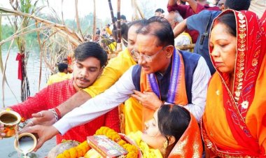 मुख्यमंत्री श्री साय ने कुनकुरी छठ घाट में सूर्य को दिया अर्घ्य:प्रदेश के सुख, समृद्धि और खुशहाली की कामना की