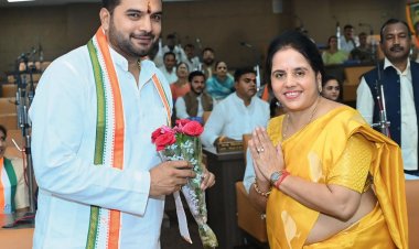 महापौर  मीनल चौबे ने नगर निगम नेता प्रतिपक्ष  आकाश तिवारी का बुके प्रदत्त कर किया आत्मीय स्वागत 