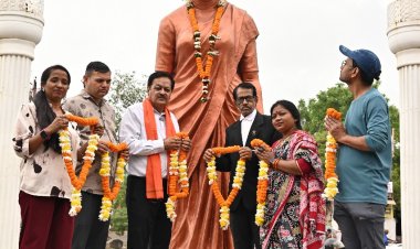 पूर्व प्रधानमंत्री श्रीमती इंदिरा गाँधी का 41वीं पुण्यतिथि पर नगर निगम संस्कृति विभाग अध्यक्ष अमर गिदवानी, गणमान्यजनों ने किया सादर नमन