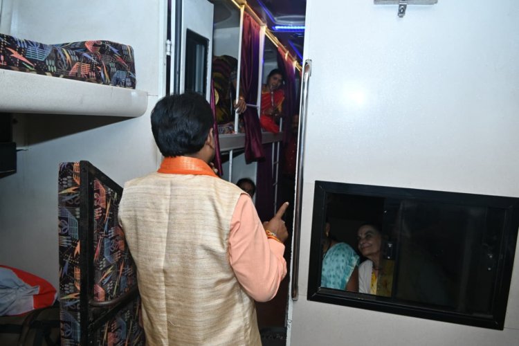 अयोध्या राम मंदिर दर्शन हेतु रवाना श्रद्धालुओं को सांसद महेश कश्यप ने दी मंगलकामनाएँ