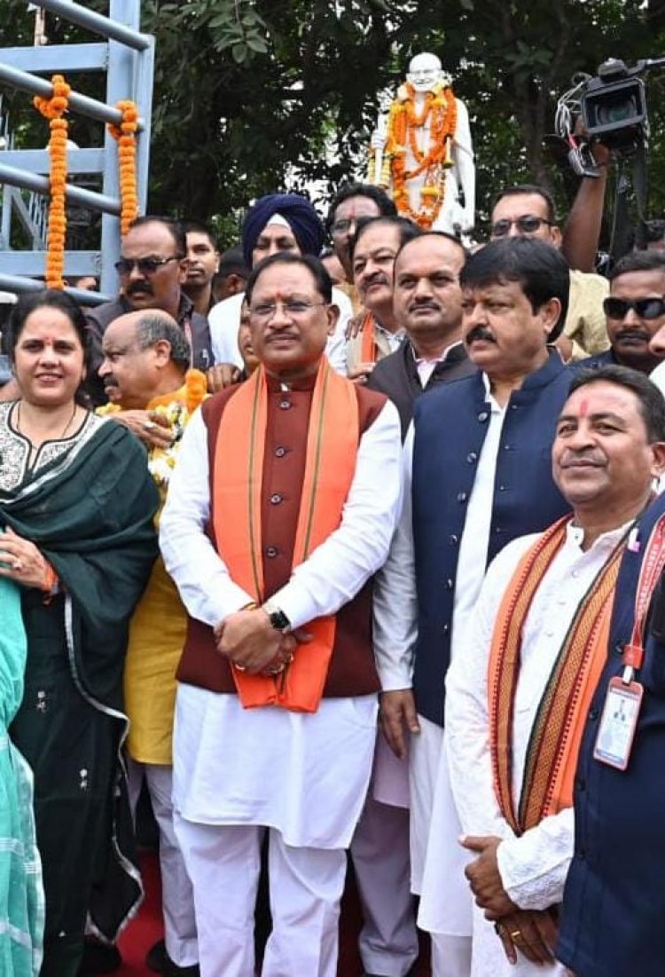 मुख्यमंत्री  विष्णुदेव साय ने राष्ट्रपिता महात्मा गांधी और पूर्व प्रधानमंत्री श्री लाल बहादुर शास्त्री की प्रतिमा पर किया माल्यार्पण