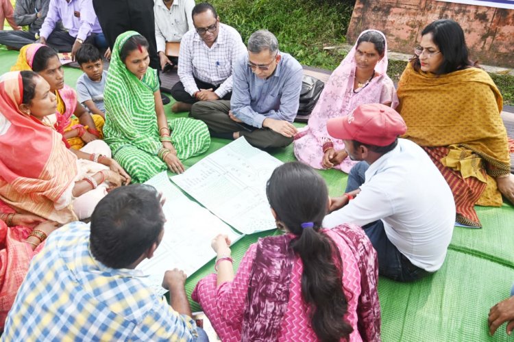 आदि कर्मयोगी अभियान के राज्य नोडल अधिकारी  एम. राज मुरूगन कबीरधाम के ग्रामीणों से किया सीधा संवाद