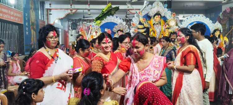 सुहागिनों ने सिंदूर खेलकर मां दुर्गा से मांगा वरदान