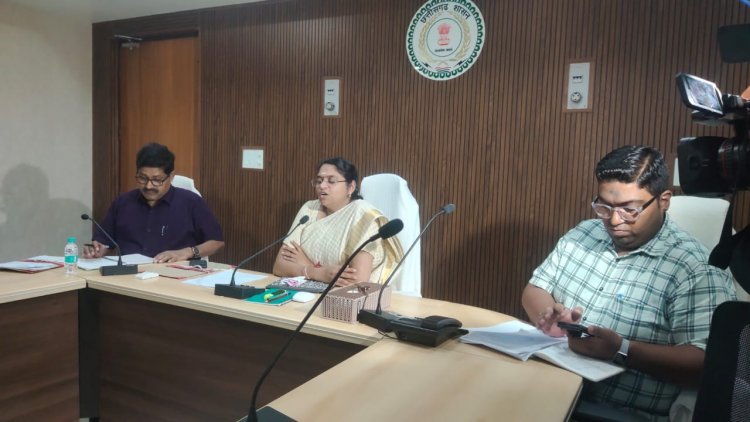 नया रायपुर आबकारी भवन में आबकारी आयुक्त आर शंगीता ने आज प्रदेश के सभी बार और होटल संचालक की बैठक ली।