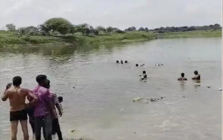 Accident : दुर्गा विसर्जन के दौरान दर्दनाक हादसा, तालाब में ट्रैक्टर ट्राली गिरने से 11 लोगों की मौत