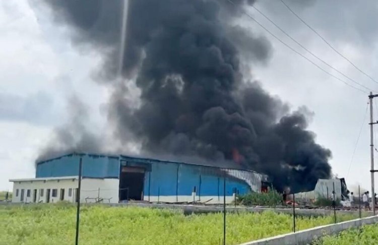CG Breaking : पाइप फैक्ट्री में लगी भीषण आग, आसमान में छाया काले धुएं का गुबार…करोड़ों का सामान जलकर खाक