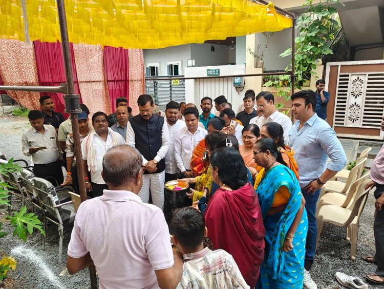 लालपुर सिंचाई कॉलोनी में रायपुर ग्रामीण विधायक  मोतीलाल साहू ने विकास शुल्क मद से वार्ड पार्षद  विनय प्रताप सिंह ध्रुब सहित 10 लाख रूपये में सड़क, नाली बनाने विकास कार्यों का किया भूमिपूजन