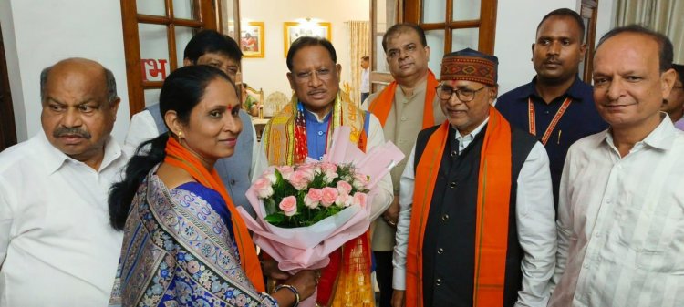 भाजपा जिला रायपुर के पदाधिकरियो की मुख्यमंत्री से सौजन्य भेंट