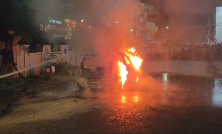 चलती कार बनी आग का गोला, बीच सड़क लगी भीषण आग, वजह अज्ञात