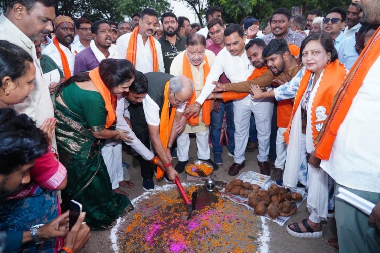विधायक  सुनील सोनी जी ने आज मठपुरैना में सड़क कंक्रीटीकरण और डामरीकरण (लागत राशि 2.35 करोड़ रुपए) के कार्य का भूमिपूजन किया।