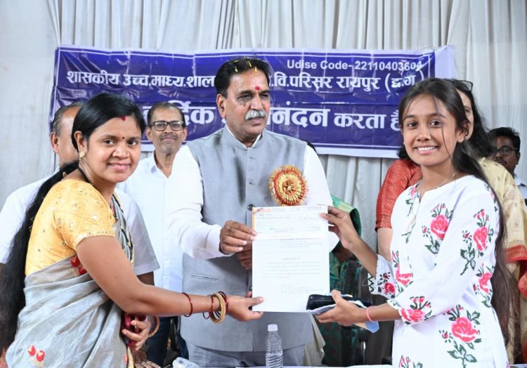 *विधायक राजेश मूणत ने 36 मेधावी छात्रों को दिए ₹5-5 हजार के चेक